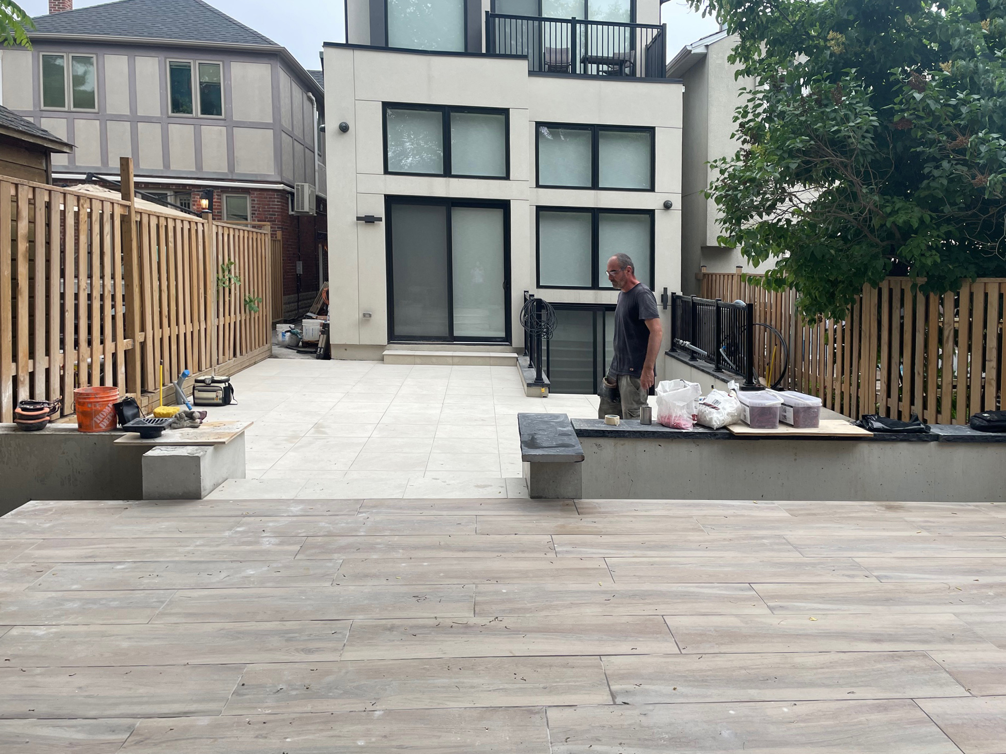 Why 2 cm Porcelain Tiles Are the Perfect Choice for Toronto Backyards: A Project by Toronto Tile Installation